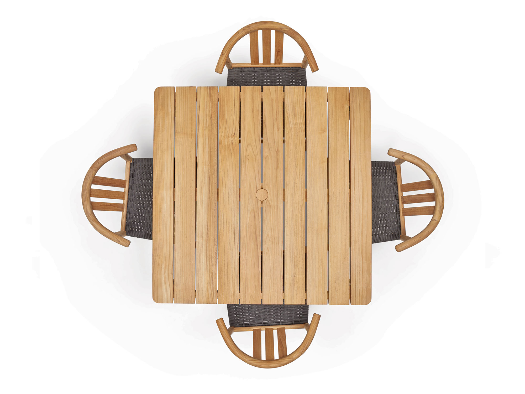 Vue aérienne de la table à manger extérieure carrée et des chaises